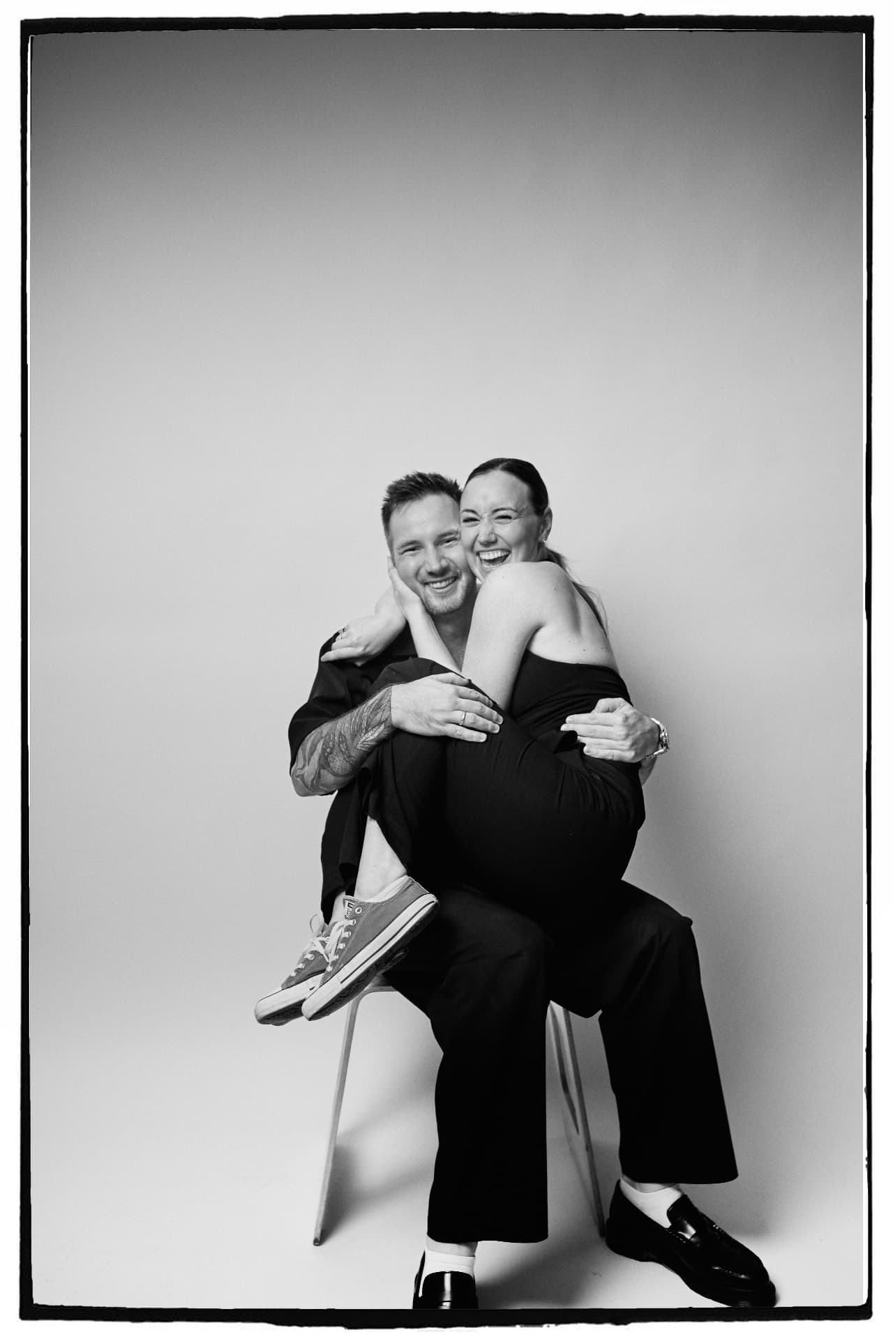 Black-and-white mirror.ams portrait of a laughing couple